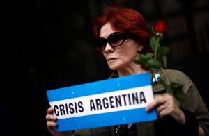 Entierran a fiscal Nisman pero misterios sobre su muerte subsisten