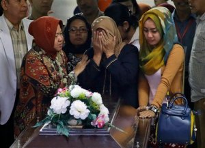 Sepelio de víctima de AirAsia revela gran pérdida familiar