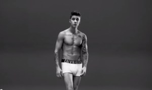 Critican el abuso de photoshop de Justin Bieber en su “paquete” (Video)