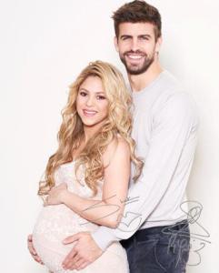 Shakira muestra su barriga junto a Piqué y anuncia su Baby Shower virtual (Fotos)