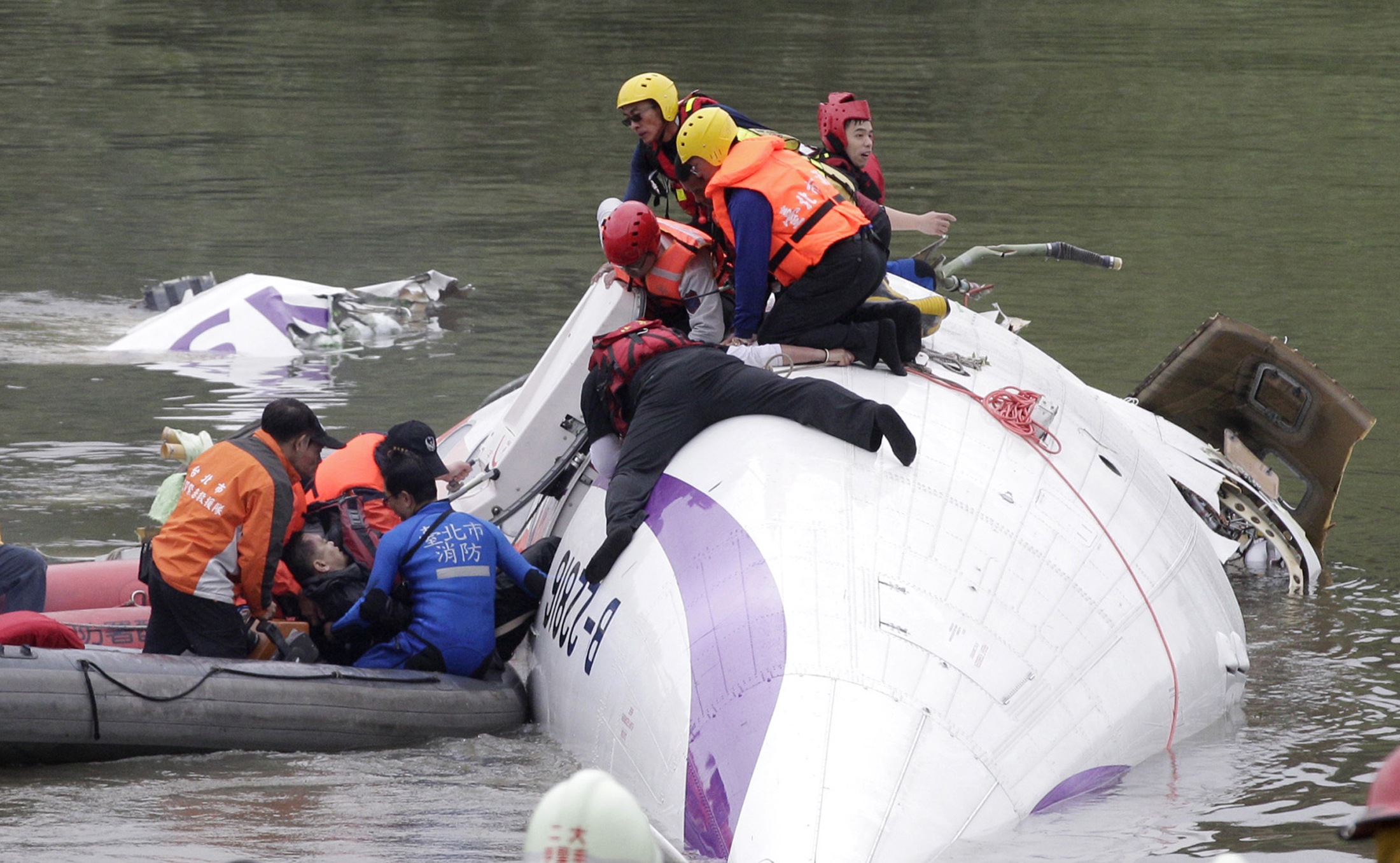 El piloto del avión taiwanés siniestrado murió aferrado a la palanca de mando