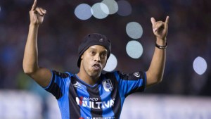 Ronaldinho y el Man United se suman a la polémica del famoso “vestido mágico”