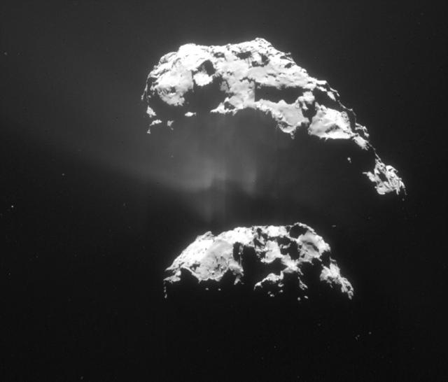 Esta foto del 9 de febrero del 2015 difundida por la Agencia Espacial Europea el 13 de febrero del 2015 muestra al cometa 67P/Churyumov-Gerasimenko tomada por la sonda Rosetta desde 105 kilómetros. La agencia hizo acercar la sonda hasa apenas 6 kilómetros el 14 de febrero para tomar fotos y medidas más detalladas. (AP Foto/ESA/Rosetta/Navcam)
