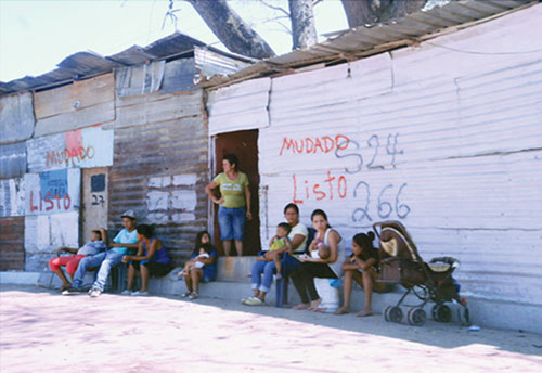 Familias de Ciudad Chávez soportan presiones para desalojo sin garantía de vivienda