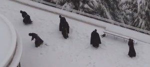 Monjes se cayeron a bolas de nieves en Jerusalén (Video)