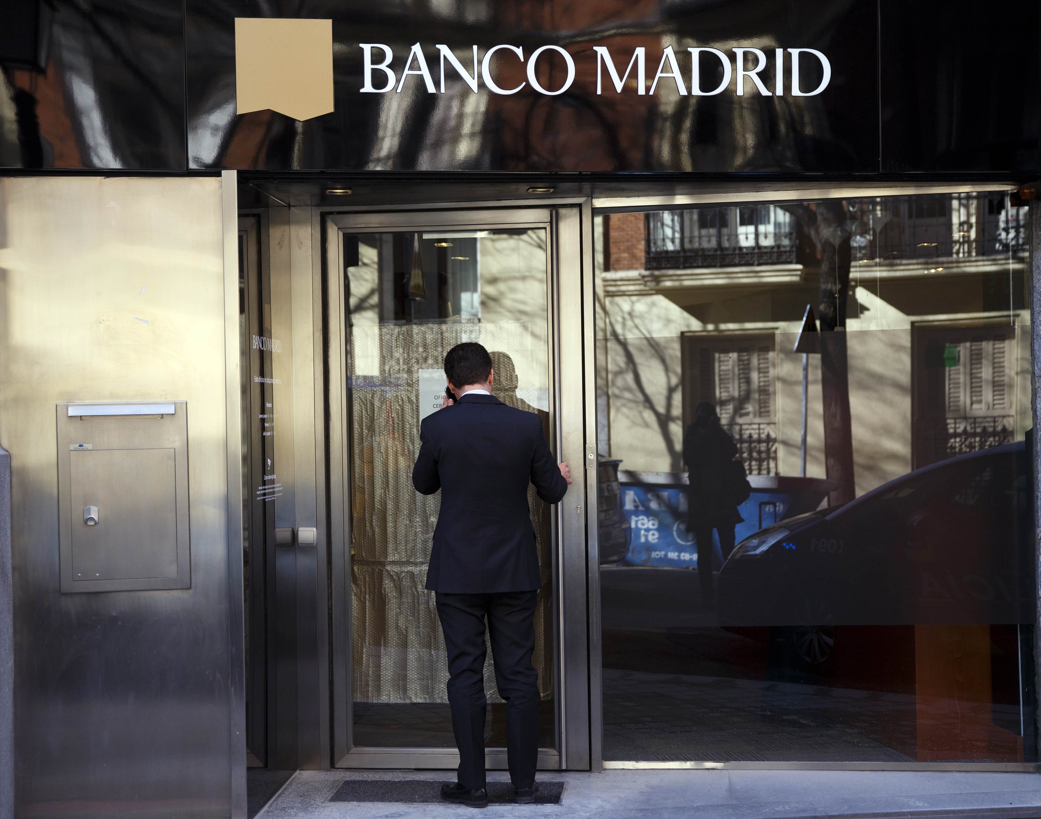 Justicia española investigará a siete directivos de Banco Madrid por blanqueo