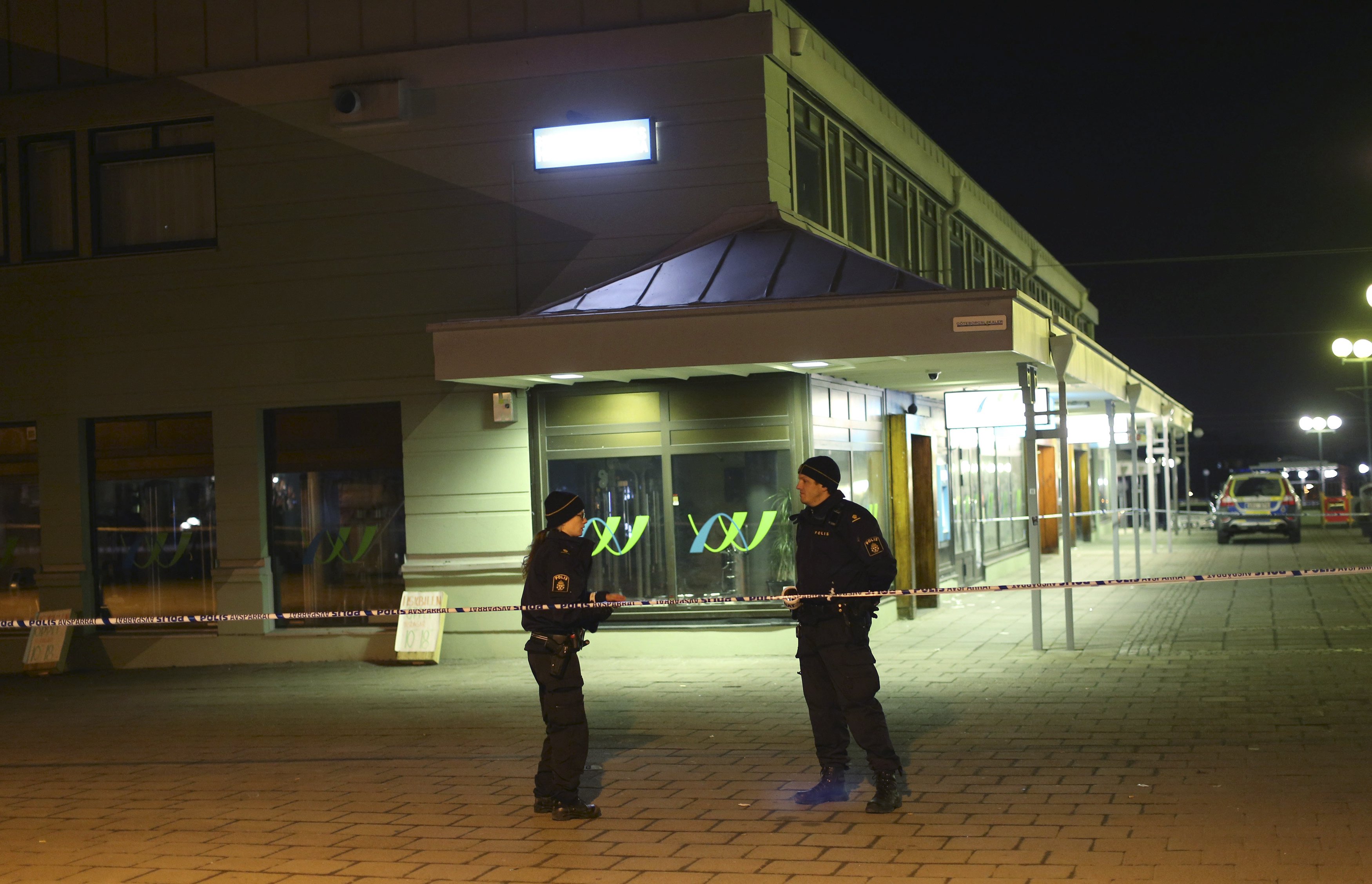 Dos muertos y al menos 15 heridos durante tiroteo en Suecia (Fotos)