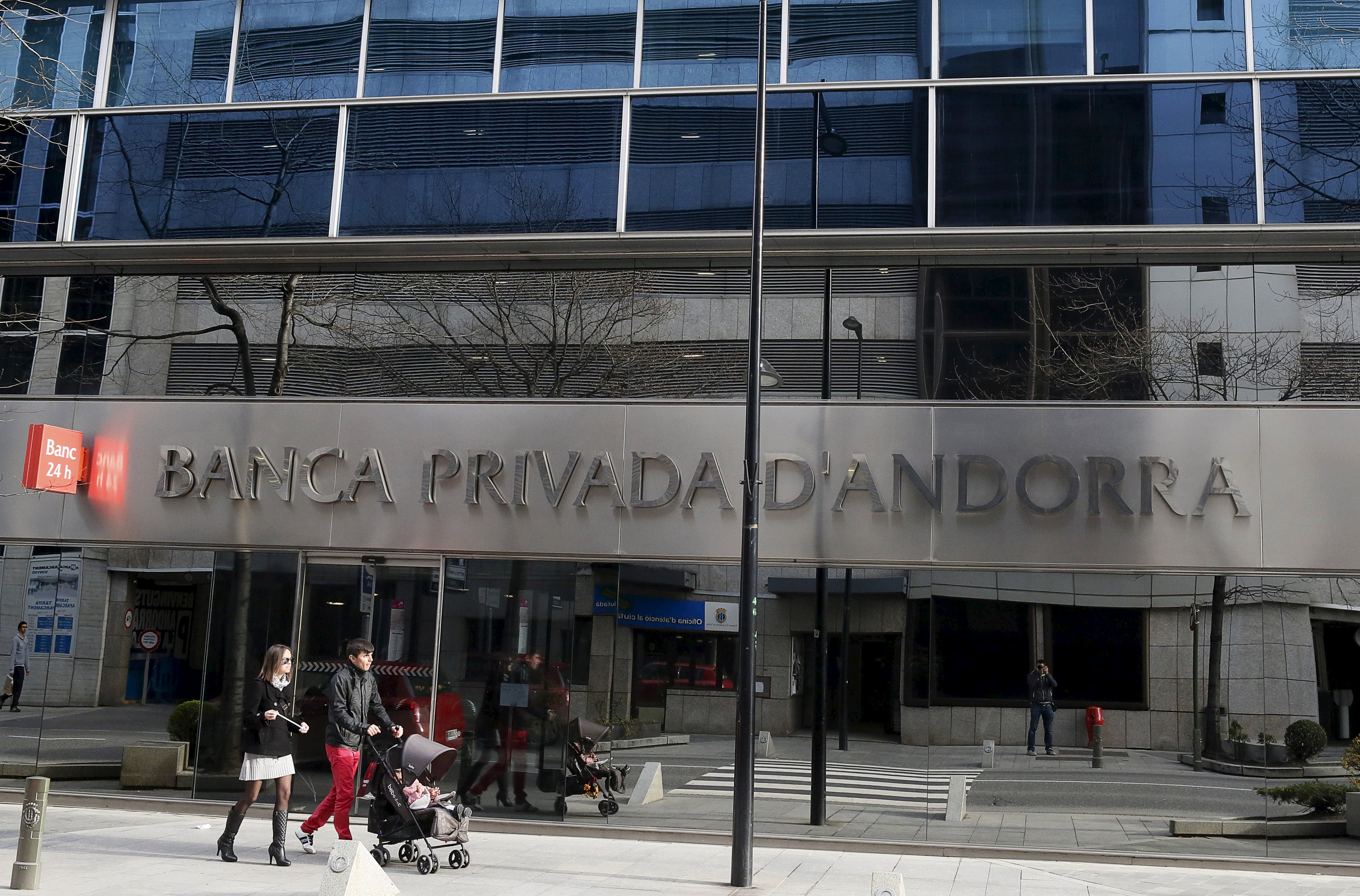 Juramentan nuevo gobierno de Andorra en medio de escándalo bancario