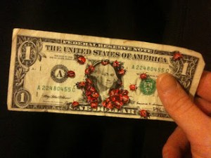 Artista convierte billetes de un dólar en lienzos (Fotos)