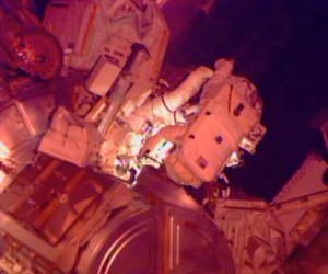 Astronautas salen a su tercera caminata espacial