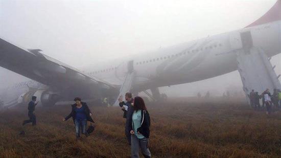Cuatro heridos al salirse un avión de la pista en Nepal (Fotos)