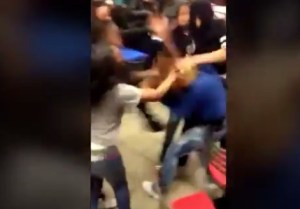 Dan brutal paliza a una joven en un McDonalds de Nueva York (Video)