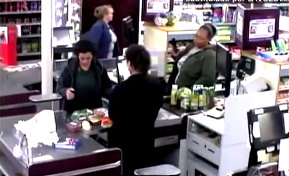 ¿Ayudarías a pagar su compra a una desconocida en la cola del supermercado? (Video)