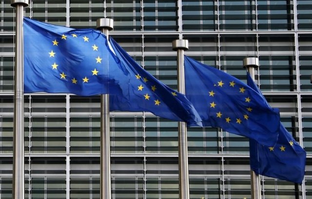 Bandera de la UE ondea frente a la sede de la Comisión en Bruselas / Foto Reuters
