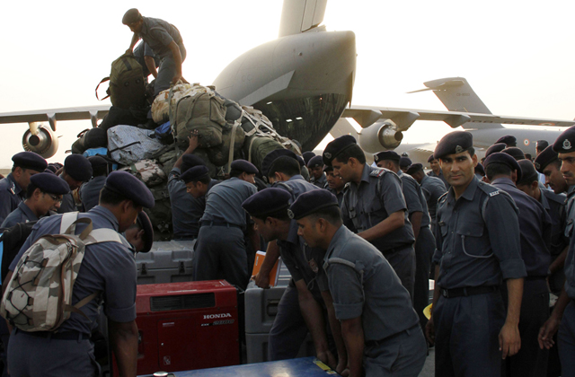 Preparan material de socorro para transportar a Nepal (Fotos)
