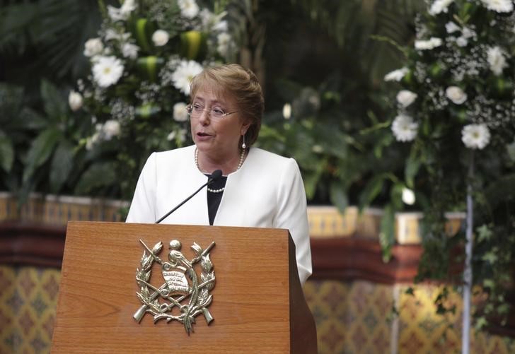 Bachelet toca su aprobación histórica más baja en Chile