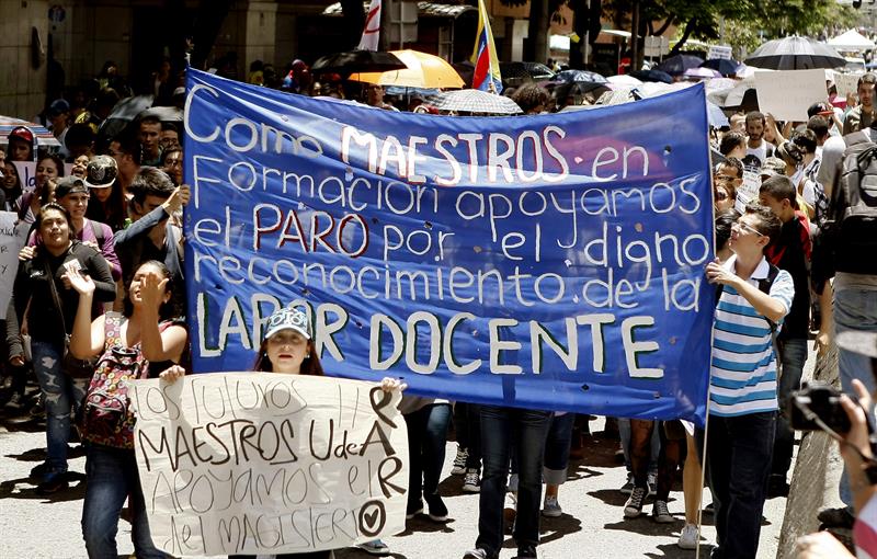 Continúa huelga de profesores en Colombia