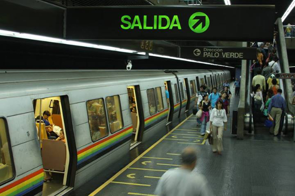 ¡Deplorable! Usuarios del Metro caminaron por las vías ante la falla de un tren (Video)