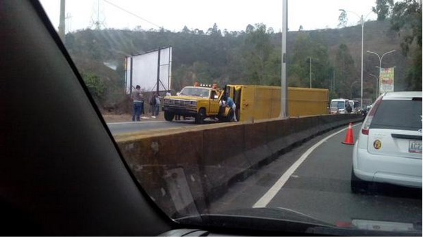 Camión volcado causa fuerte tráfico en la Panamericana