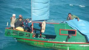Rescatan a 14 balseros cubanos frente a costas de Yucatán (Foto)