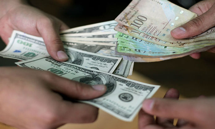 Dólar paralelo pulverizó el salario mínimo decretado por el Gobierno