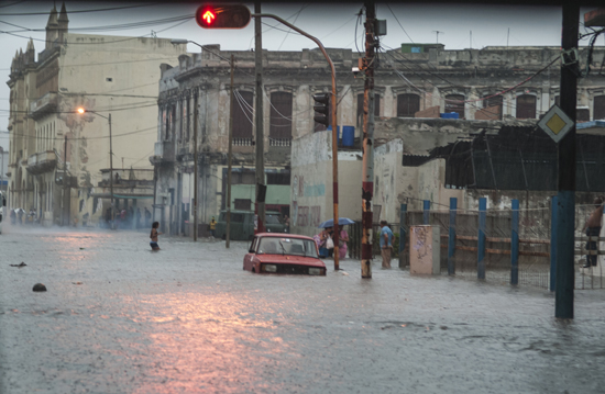 Dos muertos y numerosos derrumbes en La Habana por intensas lluvias