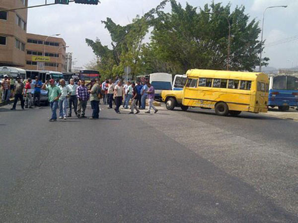 En Carabobo, transportistas protestan por asesinato de compañero