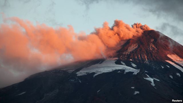 Volcán Calbuco hace erupción tras permanecer inactivo 43 años en Chile