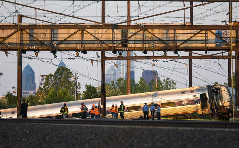 Al menos seis muertos al descarrilar un tren en Filadelfia (Fotos)