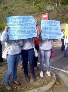 Estudiantes protestan por falta de profesores en Los Samanes (Fotos)