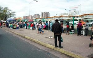 Denuncian robos en colas de automercado Bicentenario en Puerto Ordaz