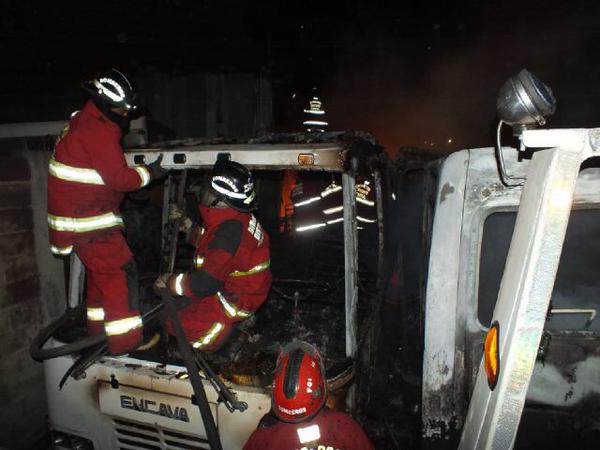 14 autobuses y 7 gandolas afectadas por incendio en Catia (Fotos)