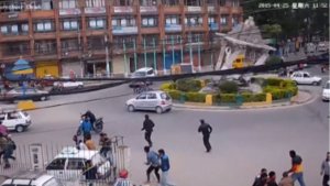 La estatua que resistió el terremoto de Nepal (Video)