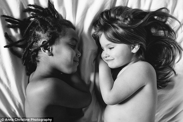 ¡Awwww! La hermosa relación entre su hija biológica y su hija adoptiva (Fotos)