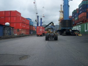 Solo 400 contenedores entran a diario a Puerto Cabello