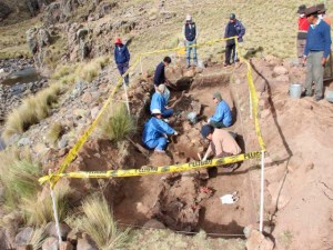 Hallan en fosa común restos de 17 personas en Perú luego de 30 años