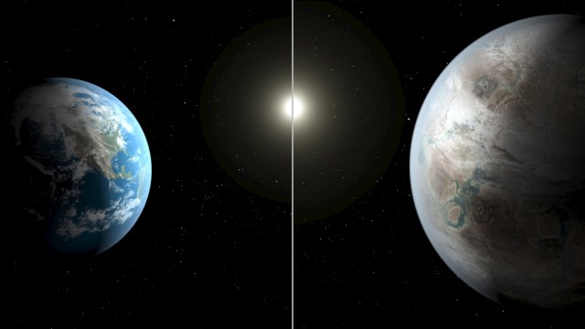 Representación artística difundida por la NASA de la Tierra (a la izquierda) comparada con un planeta similar llamado Kepler-452b, jul 23 2015. Científicos hallaron un planeta con algunas características similares a la Tierra más allá del sistema solar, usando el potente telescopio Kepler de la NASA. REUTERS/NASA/Ames/JPL-Caltech/T. Pyle/Handout IMAGEN SOLO PARA USO EDITORIAL CEDIDA A REUTERS COMO UN SERVICIO PARA SUS CLIENTES