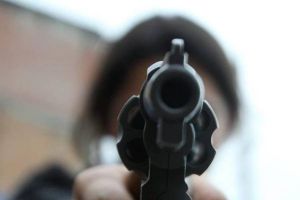 Un joven de 15 años se disparó mientras se hacía una “selfie” con un arma