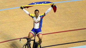 Venezuela gana medalla de plata en velocidad por equipos del ciclismo de pista