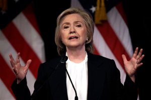 Popularidad de Hillary Clinton cae a mínimos tras polémica por correos
