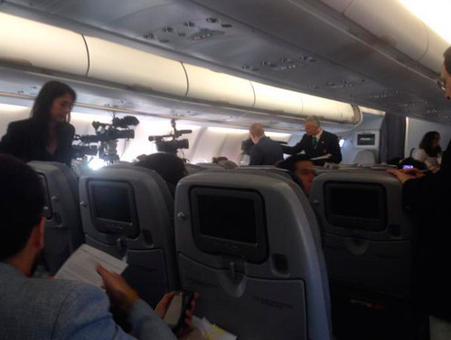 Regalos, selfies y bendiciones para un Papa cercano en el vuelo papal junto a periodista (Foto)