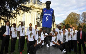 Condenan a Nike por vestir una estatua de Churchill en París como jugador de basket