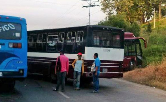 Transportistas cierran vía Santa Teresa-Santa Lucía por la inseguridad (Fotos)