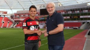 ‘Chicharito’ Hernández firma tres temporadas con el Leverkusen