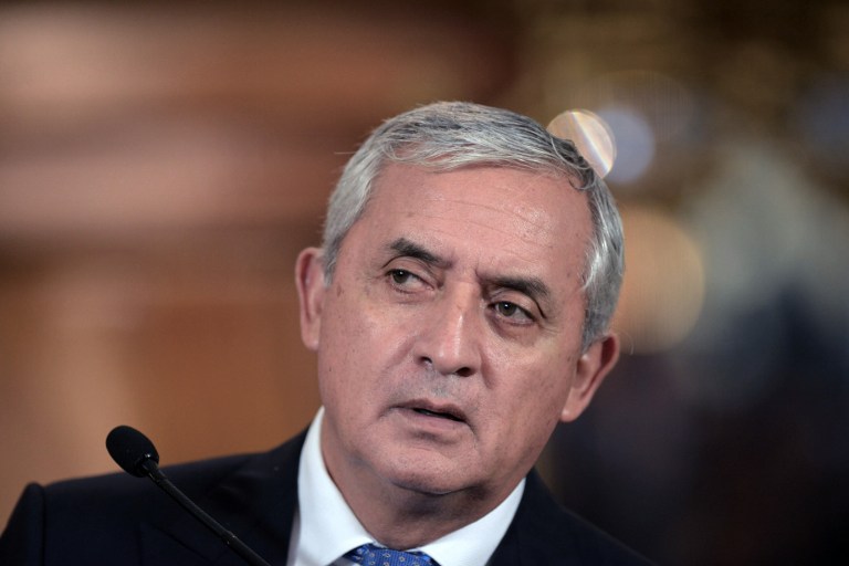 Justicia prohíbe salir del país al presidente de Guatemala (oficial)