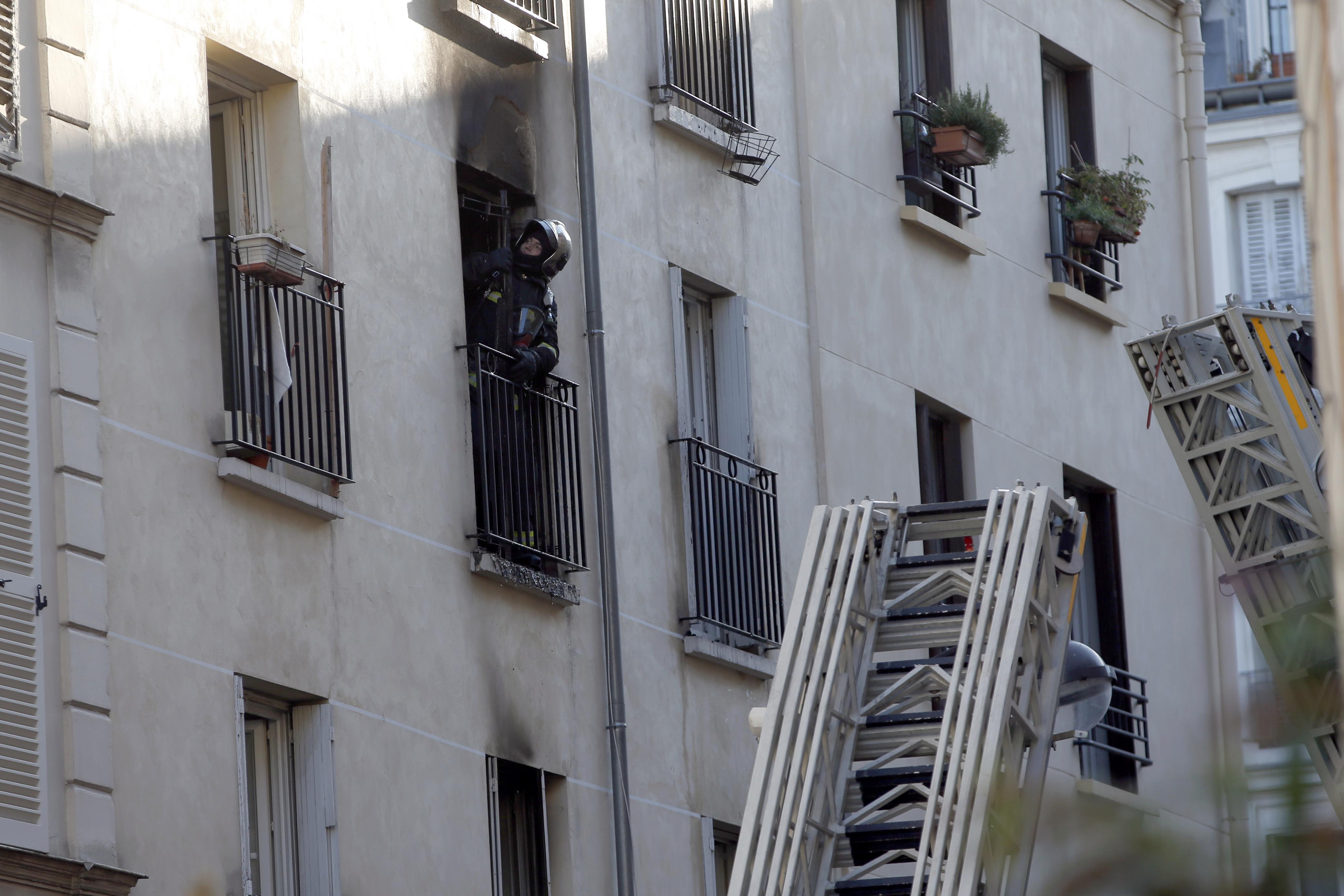 Ocho muertos en incendio en edificio en París