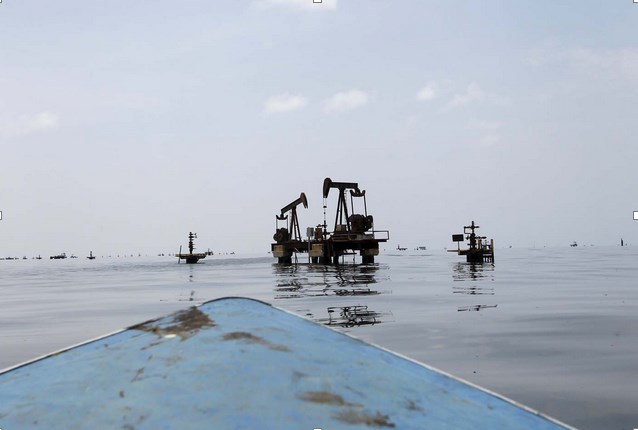Precios del petróleo caen en Asia por temores sobre exceso de oferta
