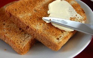Toma nota: estos son los riesgos para la salud de comer pan muy tostado