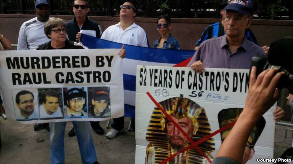 De genocida para abajo: Gritaron los exiliados cubanos a Raúl Castro frente a la ONU