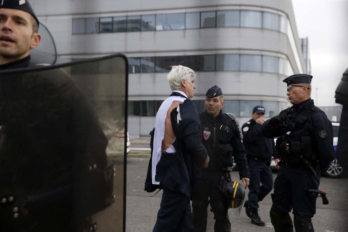 Trabajadores de Air France casi linchan a directivos que anunciaban despidos (Fotos)